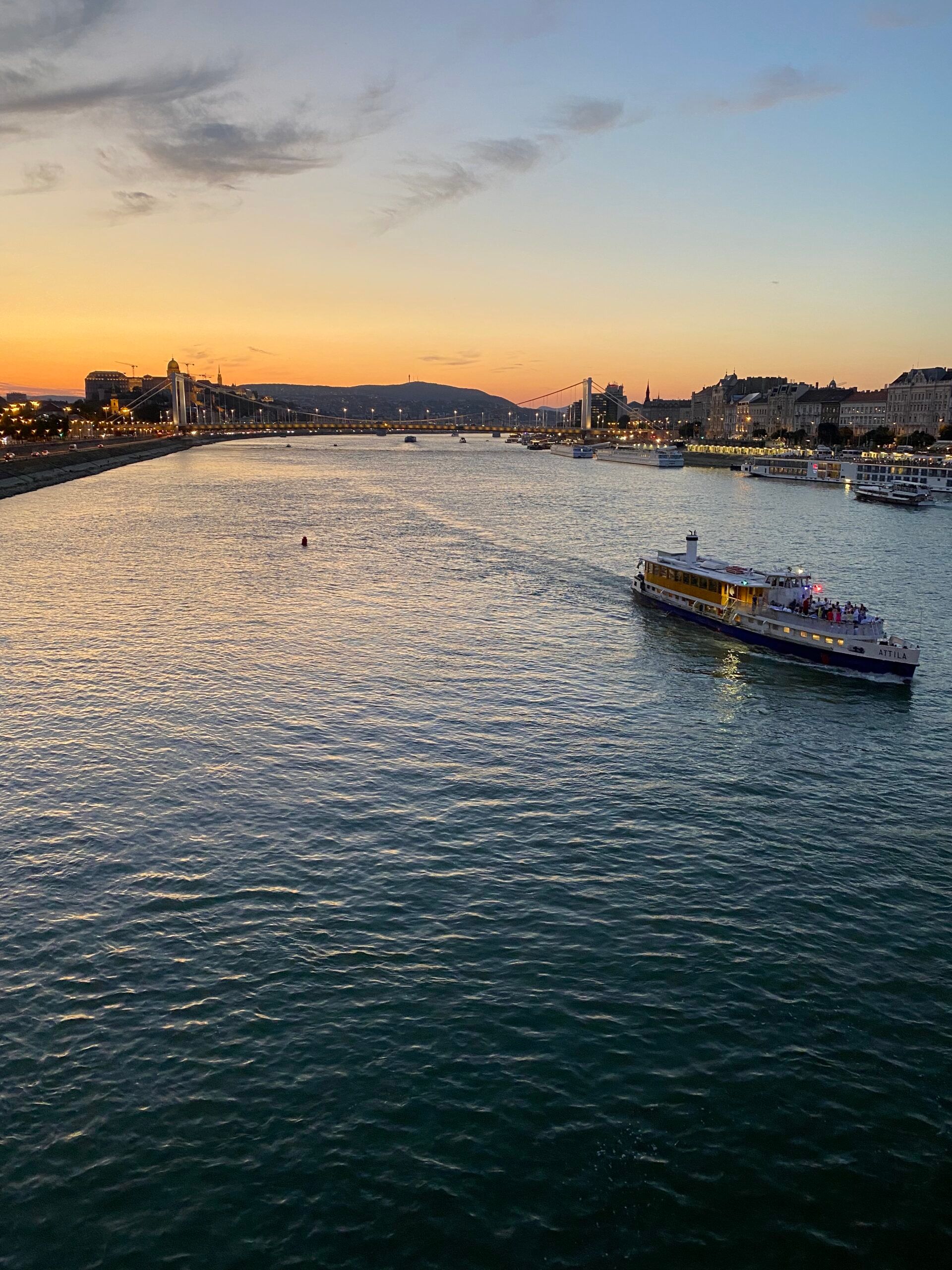 Donau som rinner genom Budapest