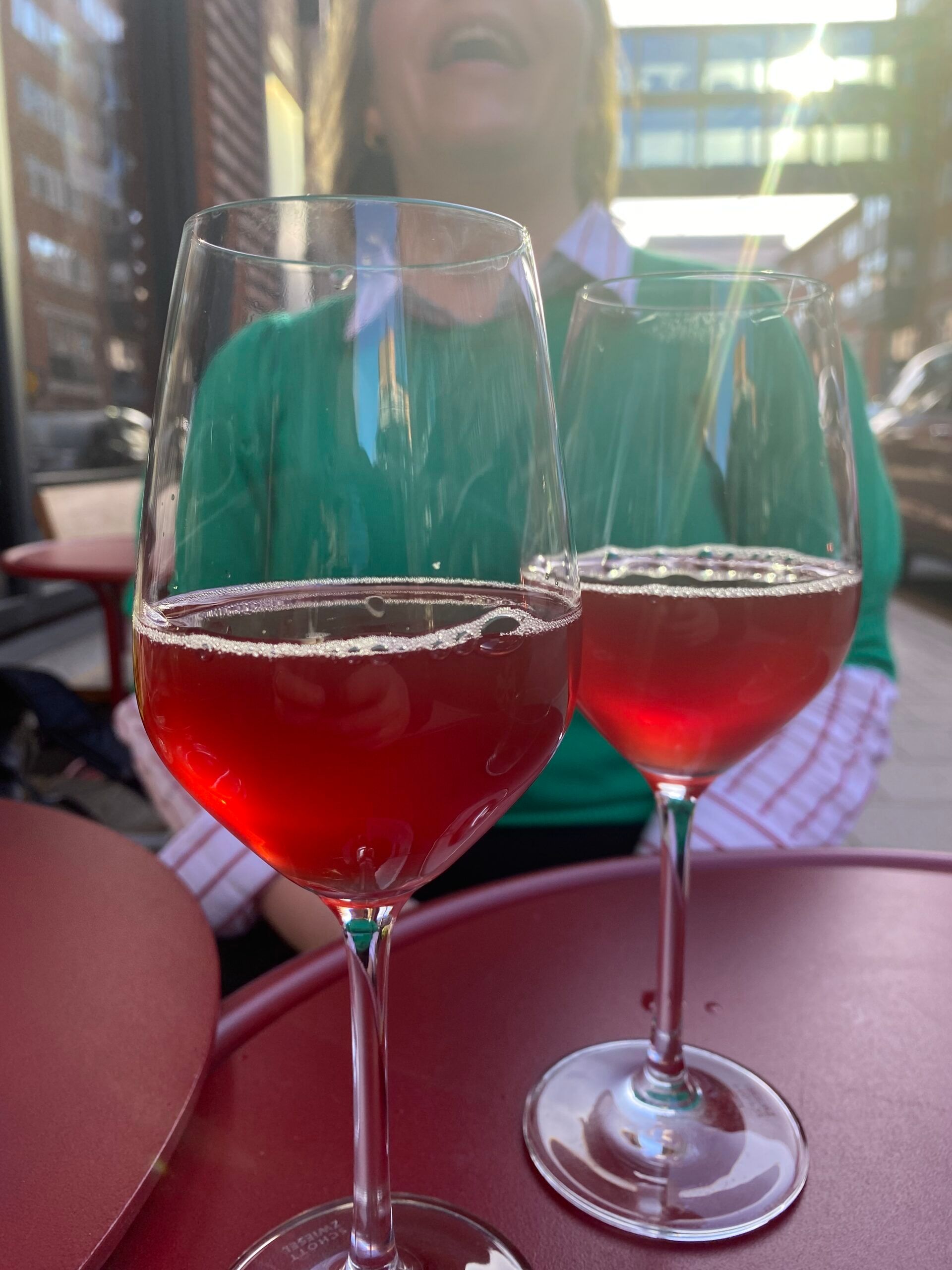 Karin dricker vin på Gemla'