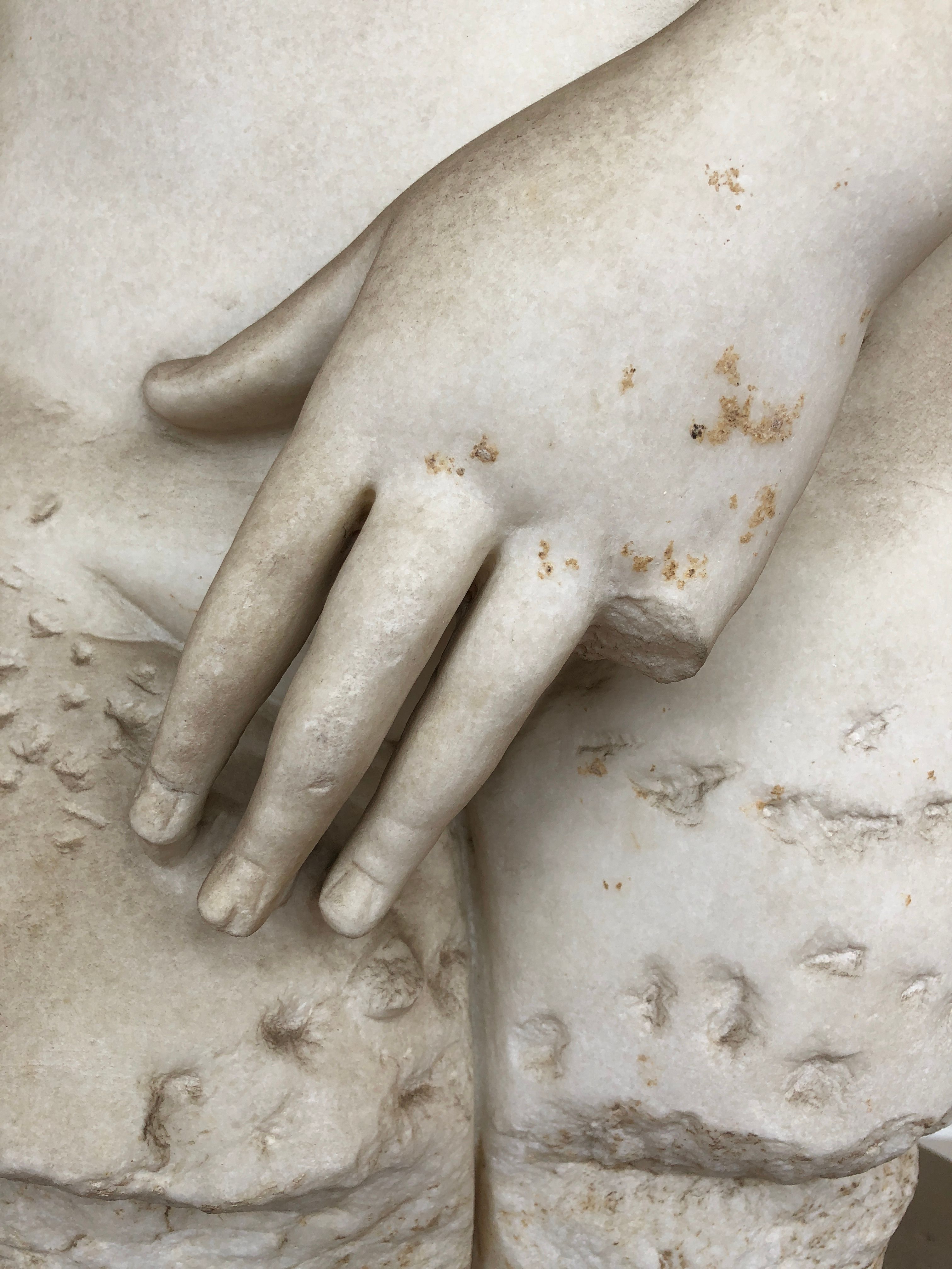 Hand på skulptur som saknar ett finger